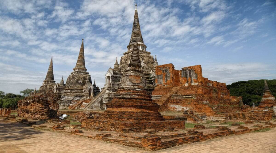 Ayutthaya Day Tour from Bangkok with Bang Pa-In Summer Palace and Market Visit